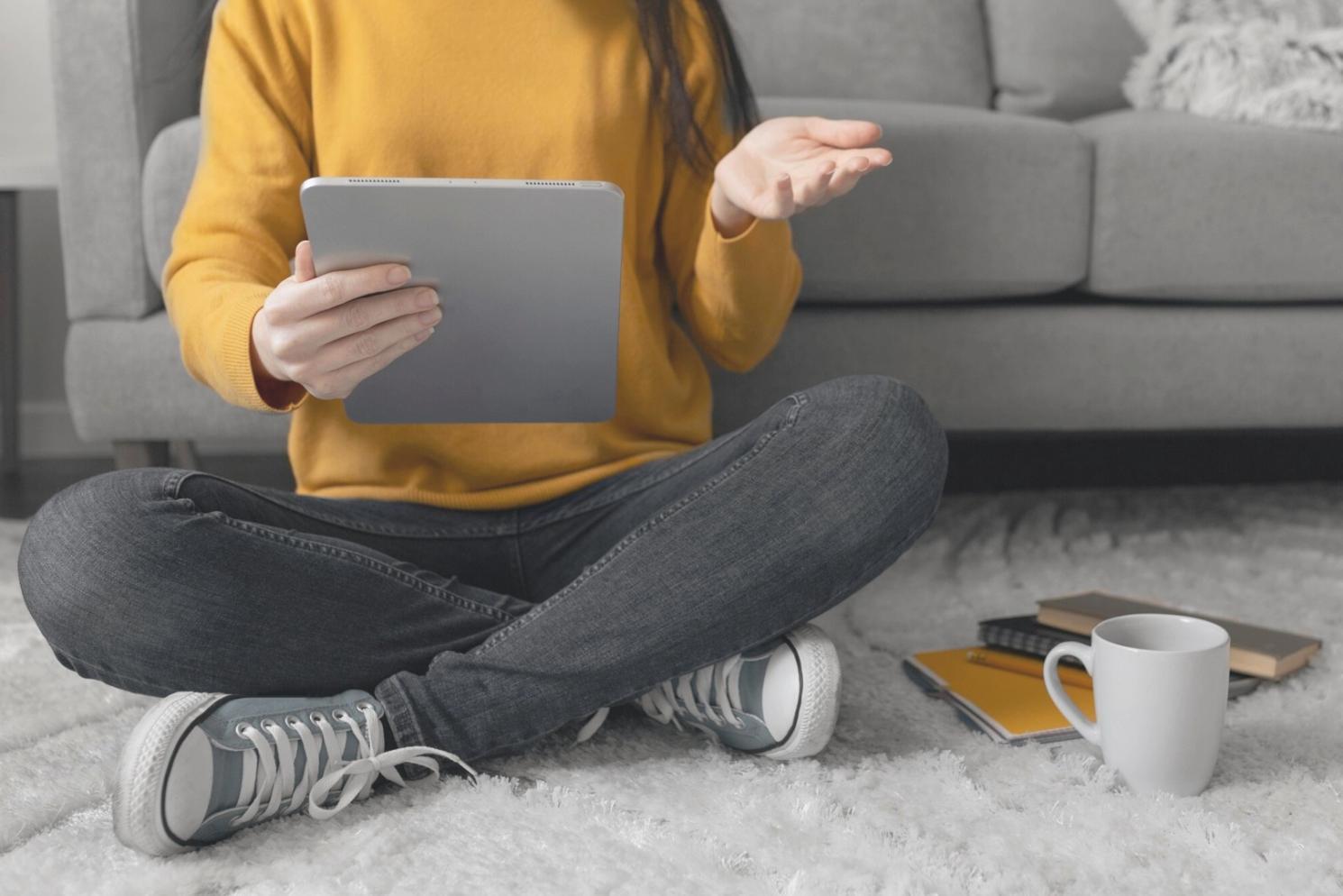 Teilnehmer in einem Workshop-Setting mit Notizen und Diskussionen