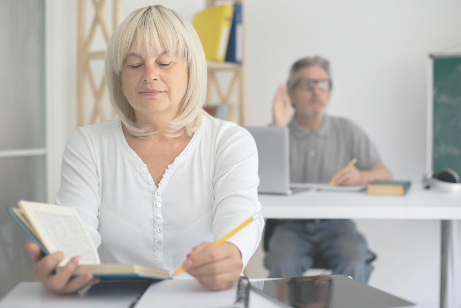 Moderne Büroumgebung für Finanzbildung